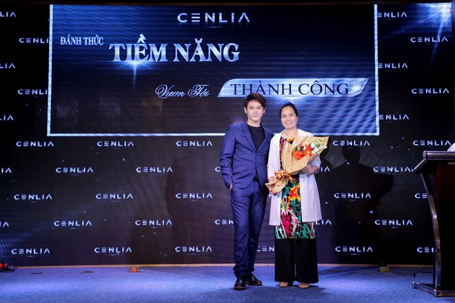 CEO Lê trùng Dương tặng hoa tri ân diễn giả khách mời